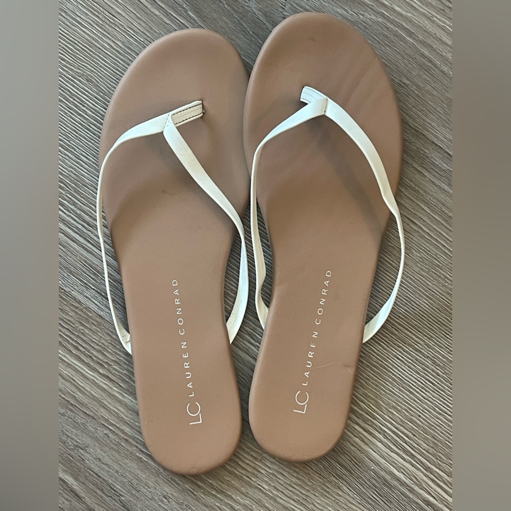LC Lauren Conrad White Strap Tan Footbed Flip Flop Sandals